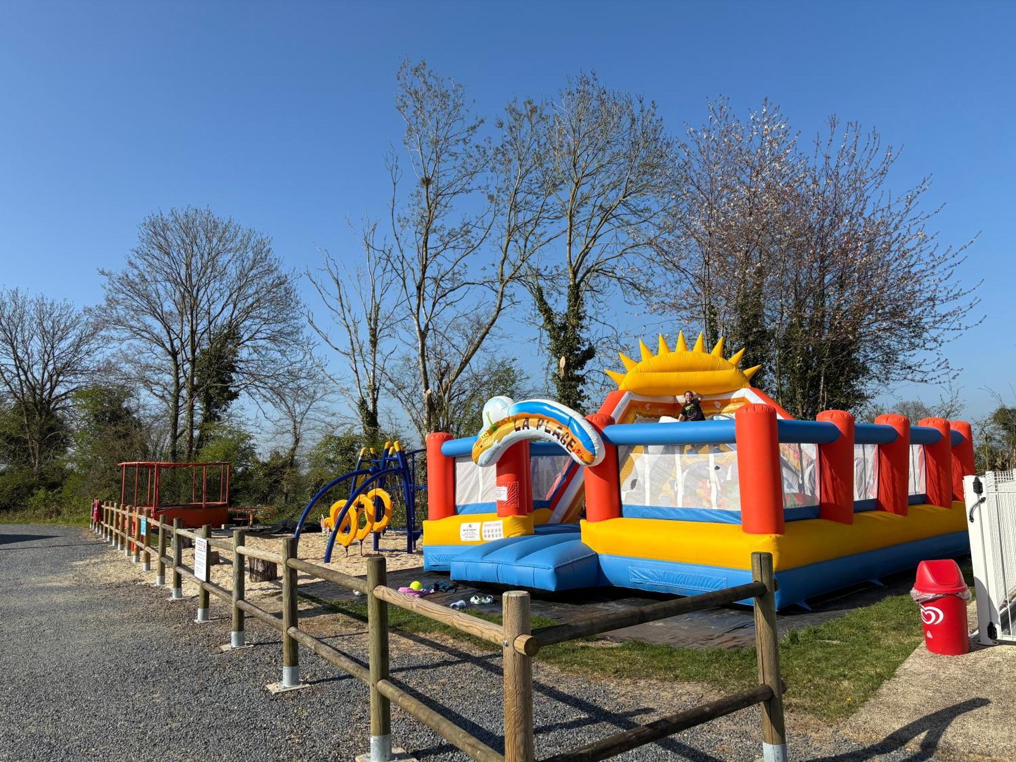 Camping Le Clos De Balleroy ภายนอก รูปภาพ